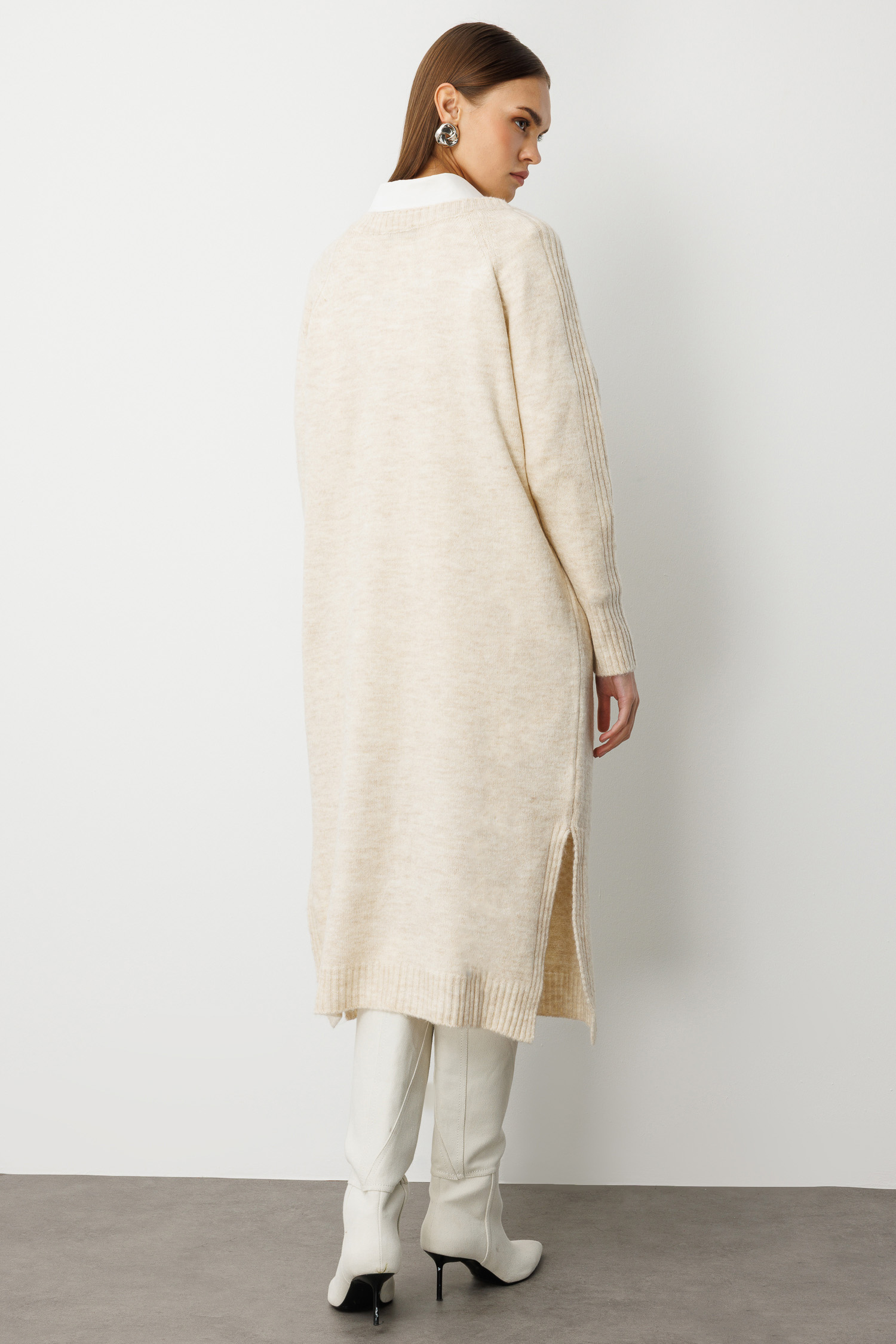 Mizalle V Yaka Oversize Yırtmaçlı Bej Rengi Uzun Triko Elbise