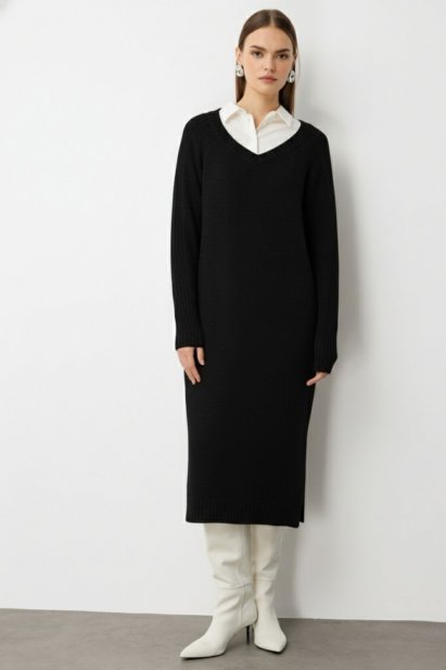 Mizalle V Yaka Oversize Yırtmaçlı Siyah Uzun Triko Elbise - Mizalle