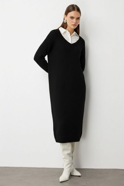 Mizalle V Yaka Oversize Yırtmaçlı Siyah Uzun Triko Elbise - Mizalle