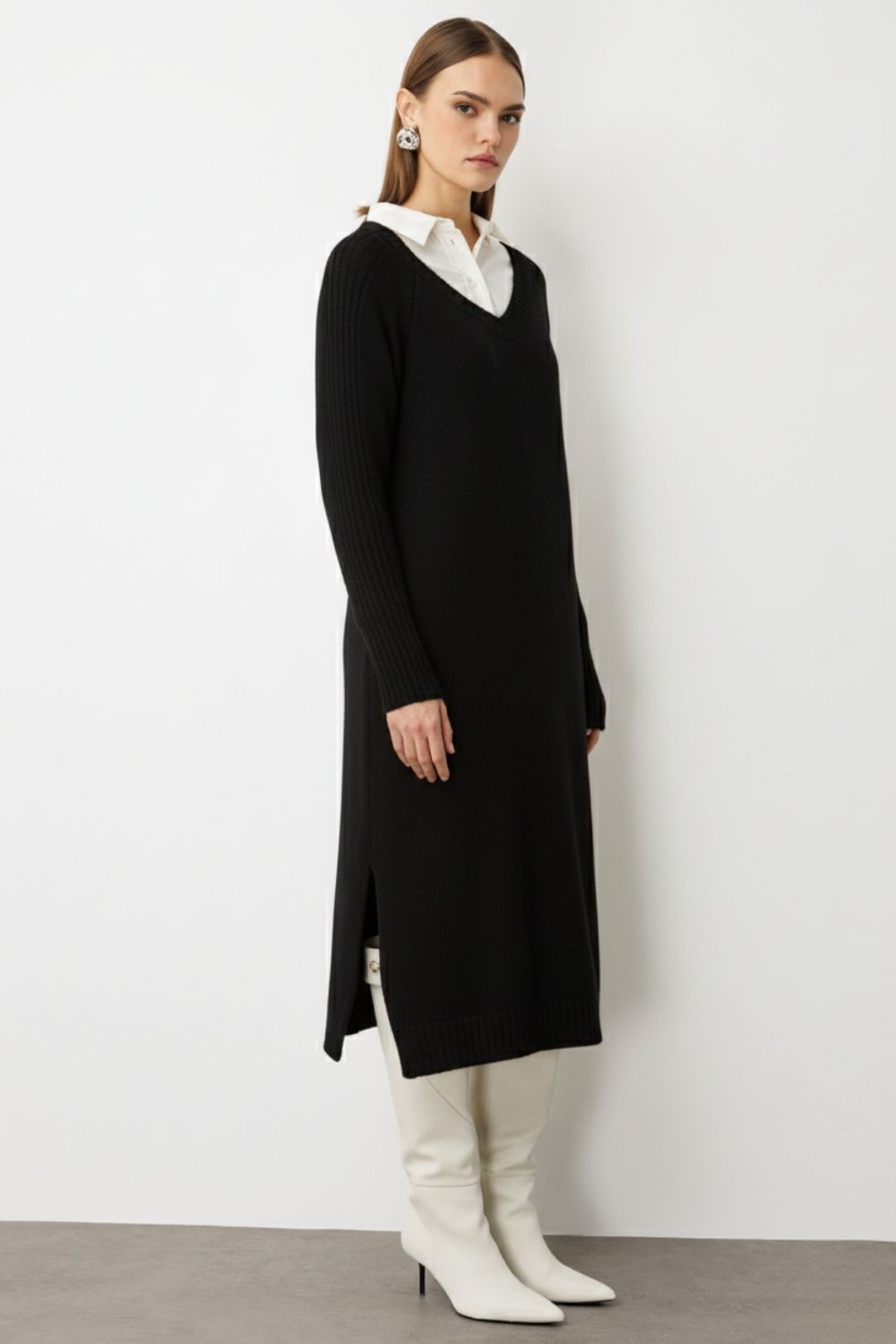 Mizalle V Yaka Oversize Yırtmaçlı Siyah Uzun Triko Elbise