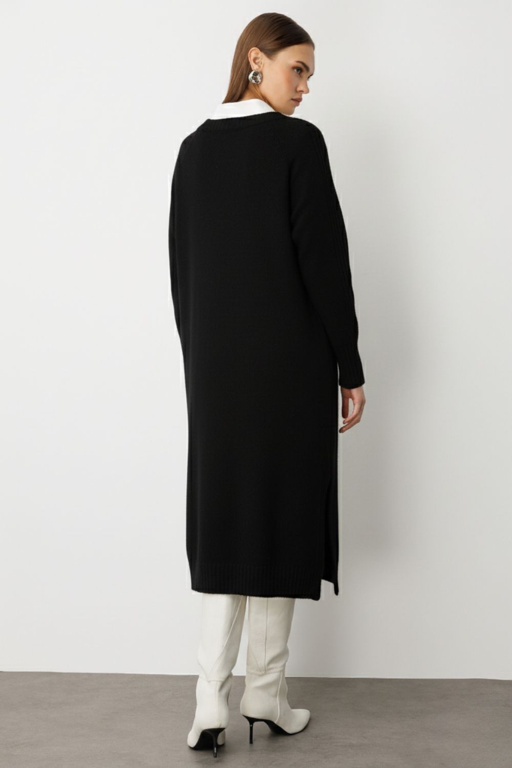 Mizalle V Yaka Oversize Yırtmaçlı Siyah Uzun Triko Elbise