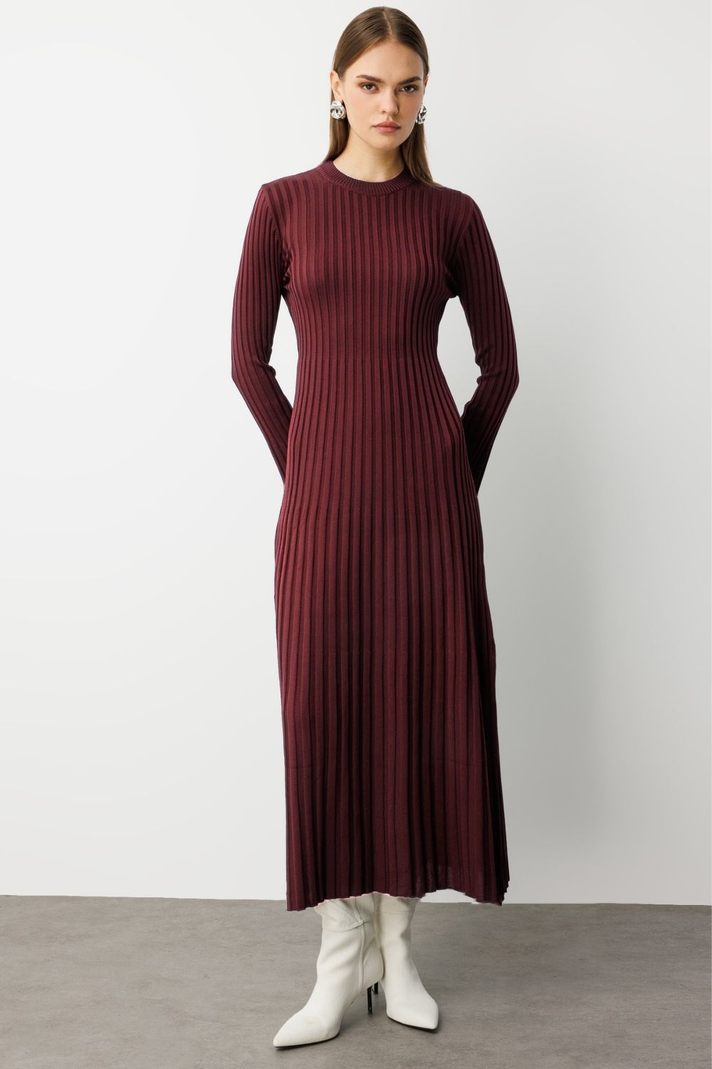 Mizalle - Mizalle Volanlı Etekli Yuvarlak Yaka Bordo Kaşkorse Uzun Triko Elbise