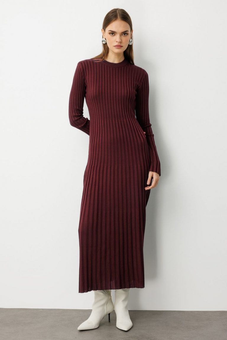 Mizalle Volanlı Etekli Yuvarlak Yaka Bordo Kaşkorse Uzun Triko Elbise - Mizalle