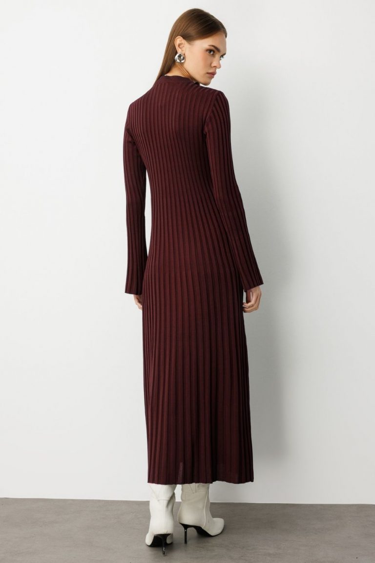 Mizalle Volanlı Etekli Yuvarlak Yaka Bordo Kaşkorse Uzun Triko Elbise - Mizalle