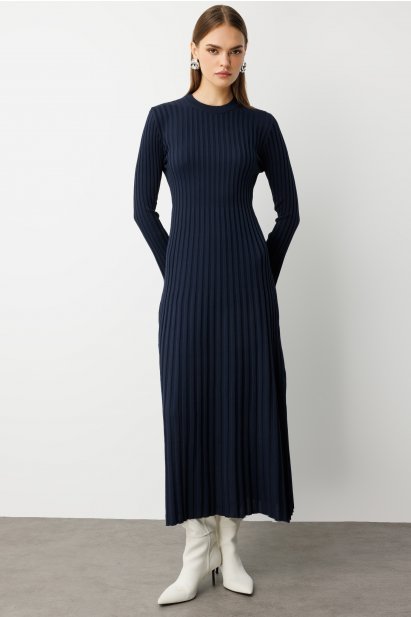 Mizalle Volanlı Etekli Yuvarlak Yaka Lacivert Kaşkorse Uzun Triko Elbise - Mizalle