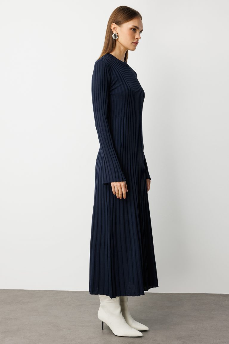 Mizalle Volanlı Etekli Yuvarlak Yaka Lacivert Kaşkorse Uzun Triko Elbise - Mizalle