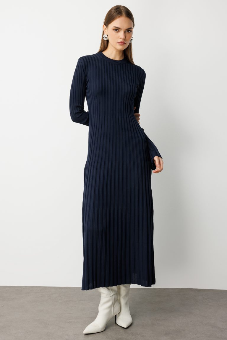 Mizalle Volanlı Etekli Yuvarlak Yaka Lacivert Kaşkorse Uzun Triko Elbise - Mizalle