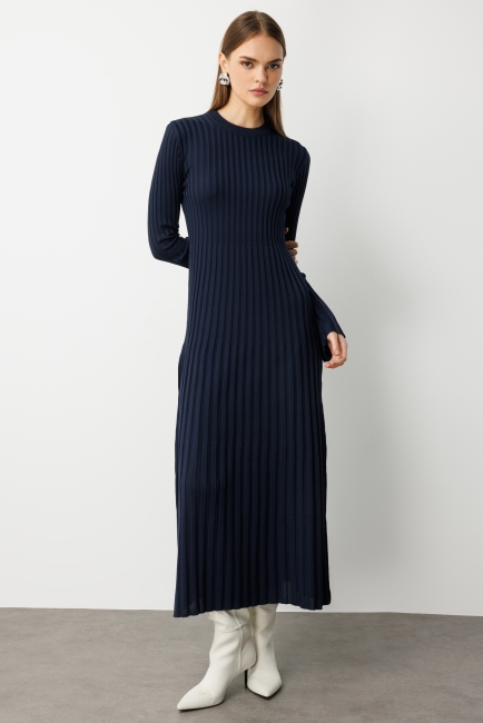 Mizalle - Mizalle Volanlı Etekli Yuvarlak Yaka Lacivert Kaşkorse Uzun Triko Elbise