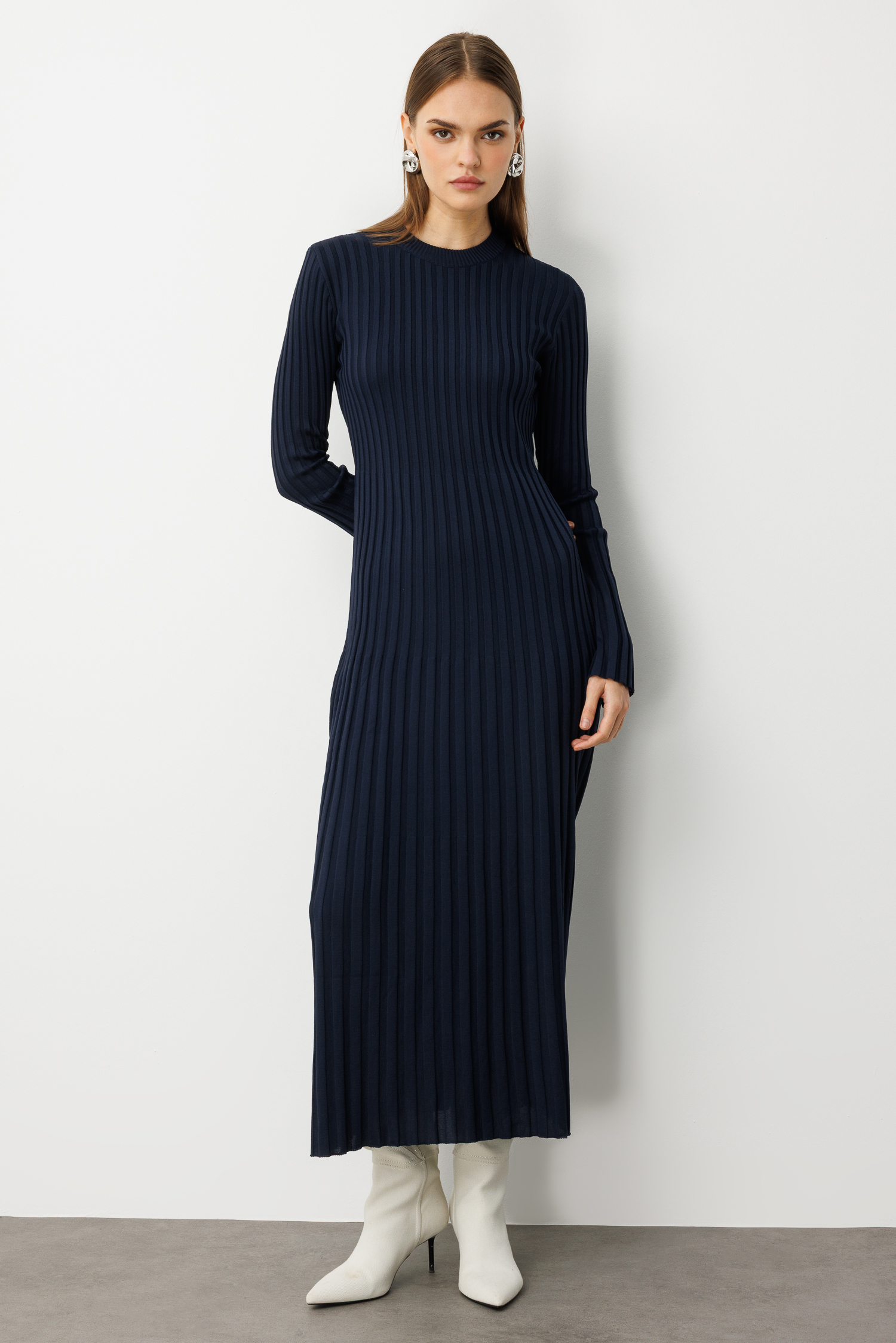 Mizalle Volanlı Etekli Yuvarlak Yaka Lacivert Kaşkorse Uzun Triko Elbise