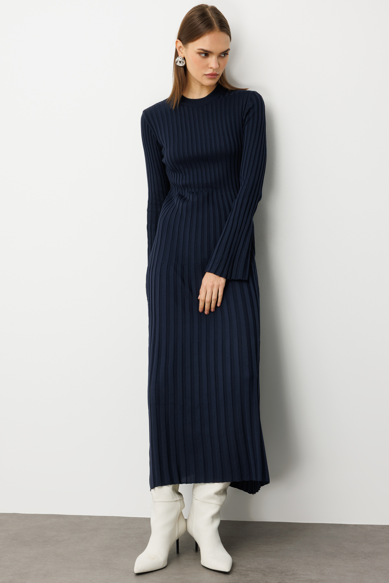 Mizalle Volanlı Etekli Yuvarlak Yaka Lacivert Kaşkorse Uzun Triko Elbise