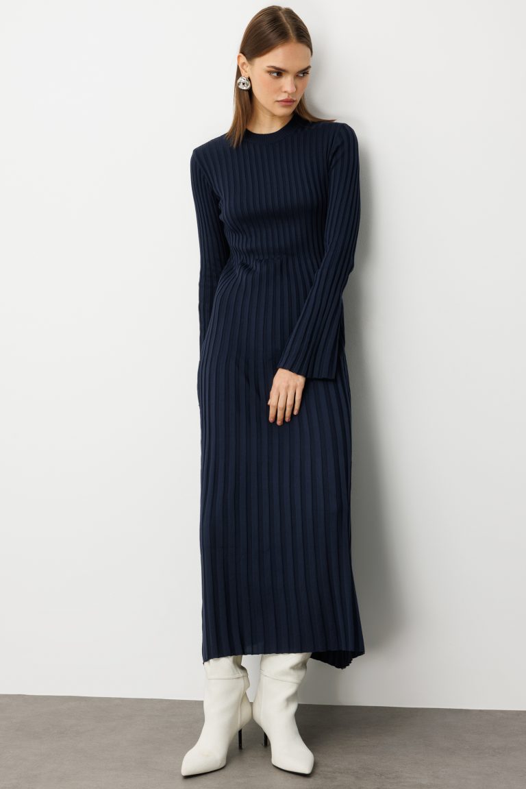 Mizalle Volanlı Etekli Yuvarlak Yaka Lacivert Kaşkorse Uzun Triko Elbise - Mizalle