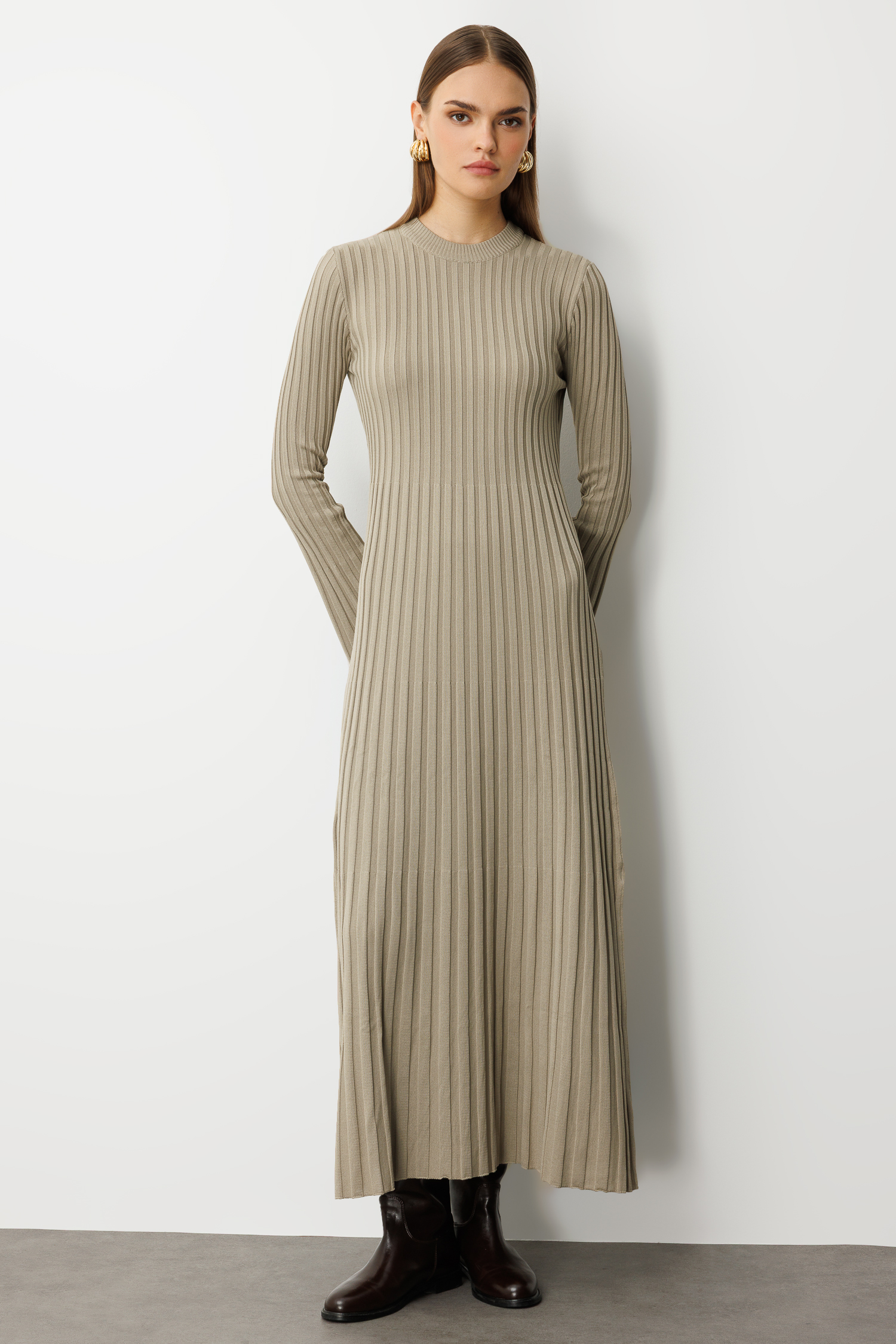 Mizalle Volanlı Etekli Yuvarlak Yaka Vizon Rengi Kaşkorse Uzun Triko Elbise