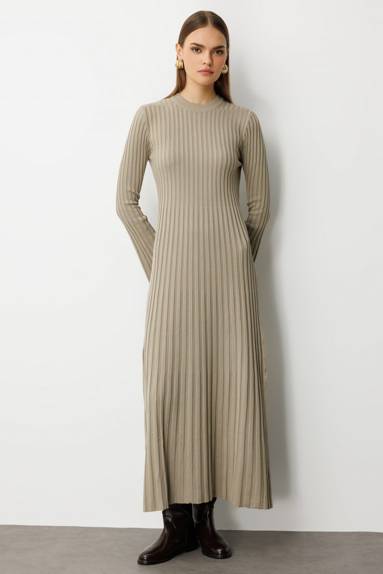 Mizalle Volanlı Etekli Yuvarlak Yaka Vizon Rengi Kaşkorse Uzun Triko Elbise - Mizalle