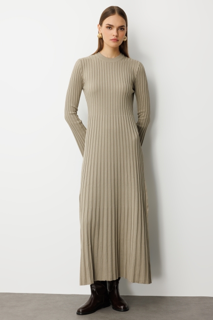 Mizalle - Mizalle Volanlı Etekli Yuvarlak Yaka Vizon Rengi Kaşkorse Uzun Triko Elbise