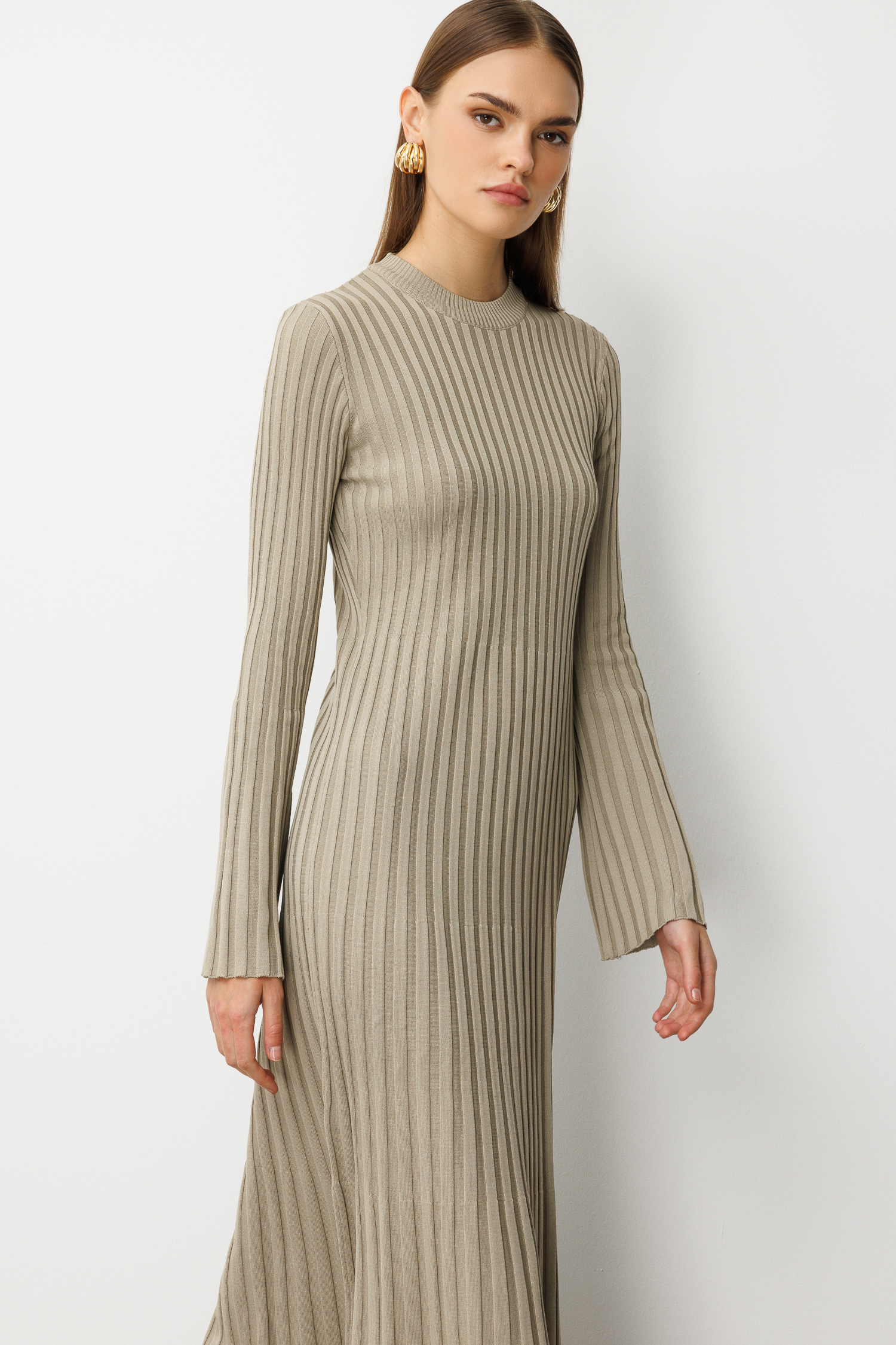 Mizalle Volanlı Etekli Yuvarlak Yaka Vizon Rengi Kaşkorse Uzun Triko Elbise