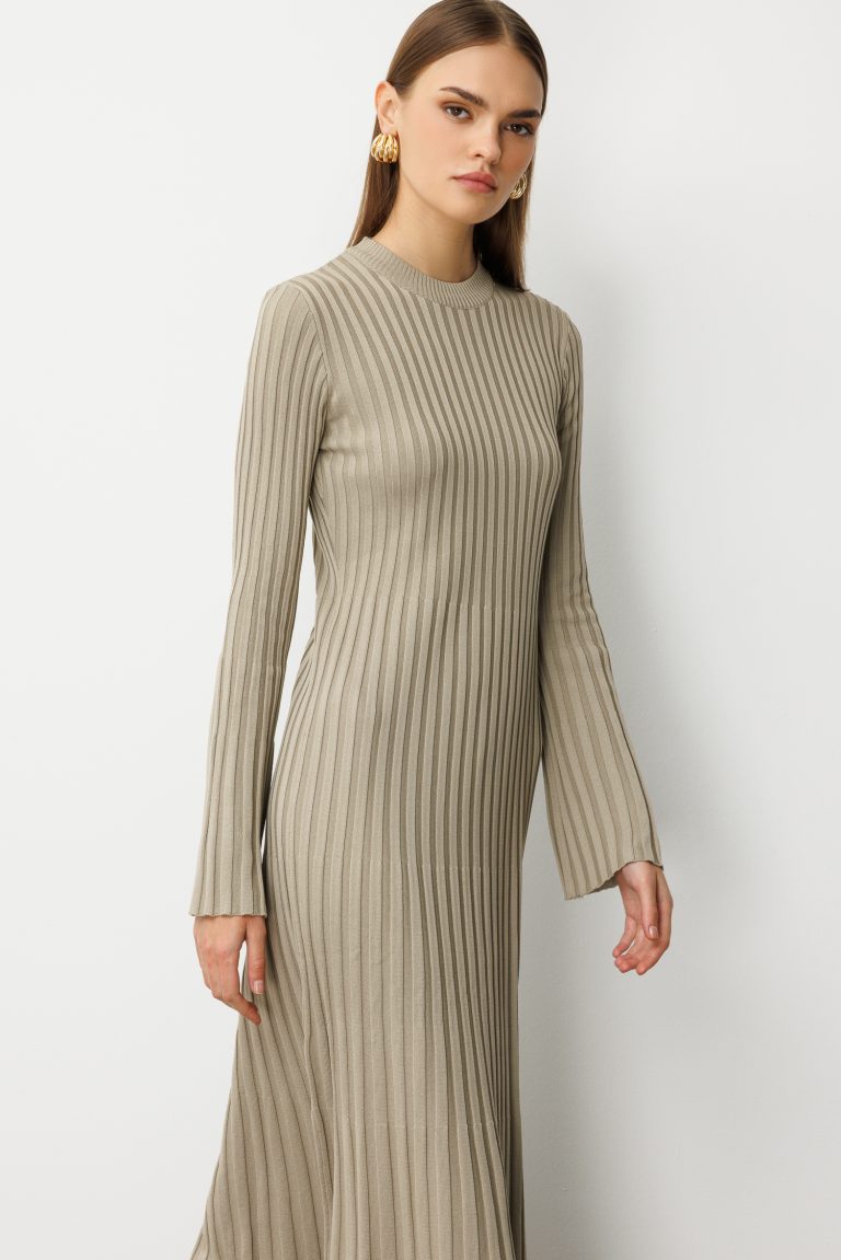 Mizalle Volanlı Etekli Yuvarlak Yaka Vizon Rengi Kaşkorse Uzun Triko Elbise - Mizalle