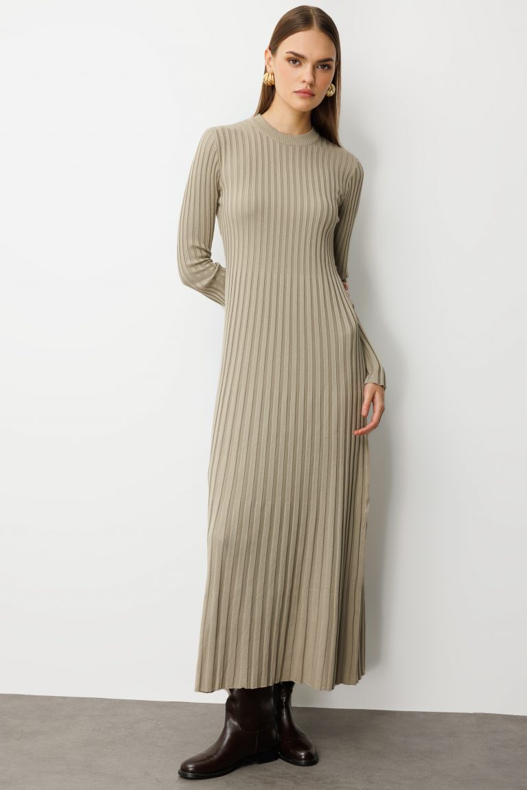 Mizalle Volanlı Etekli Yuvarlak Yaka Vizon Rengi Kaşkorse Uzun Triko Elbise - Mizalle