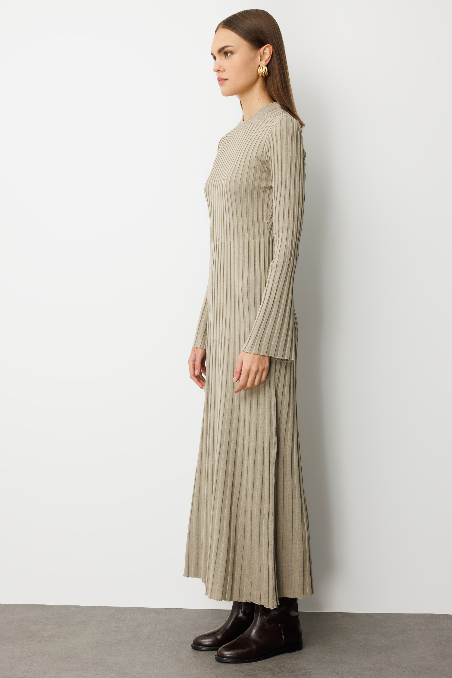 Mizalle Volanlı Etekli Yuvarlak Yaka Vizon Rengi Kaşkorse Uzun Triko Elbise