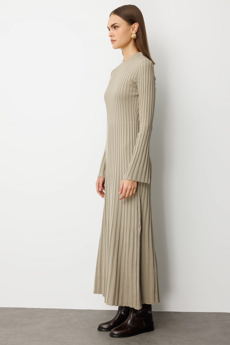 Mizalle Volanlı Etekli Yuvarlak Yaka Vizon Rengi Kaşkorse Uzun Triko Elbise - Mizalle