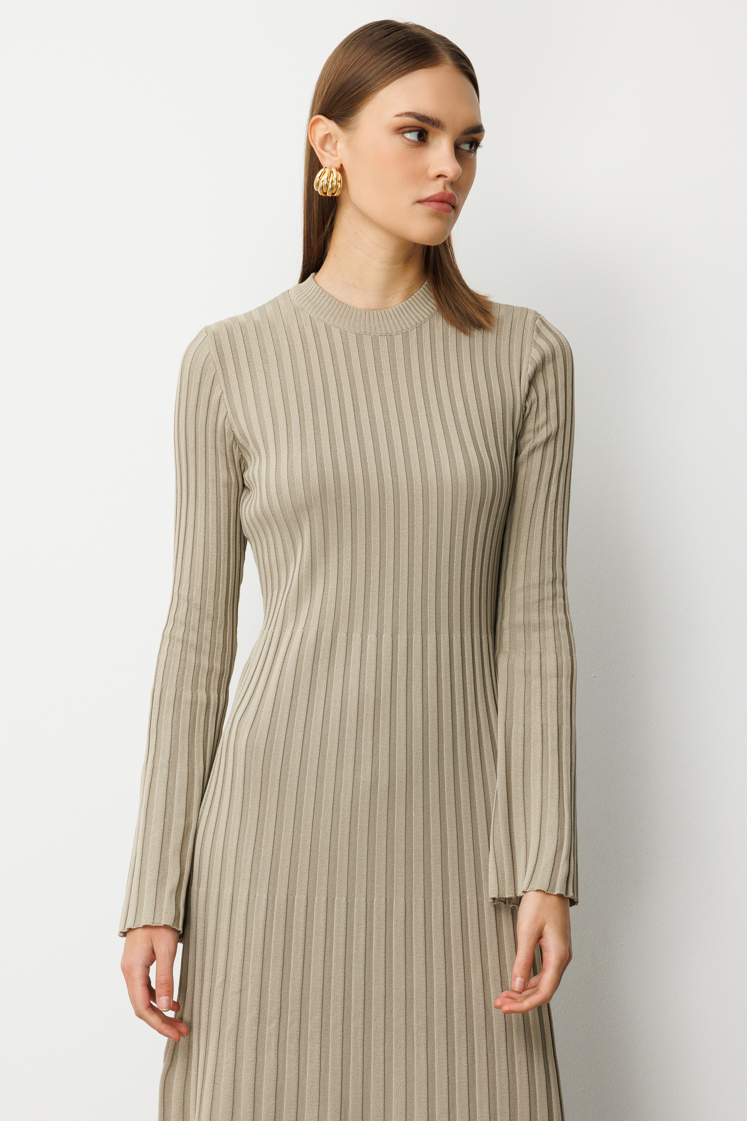 Mizalle Volanlı Etekli Yuvarlak Yaka Vizon Rengi Kaşkorse Uzun Triko Elbise