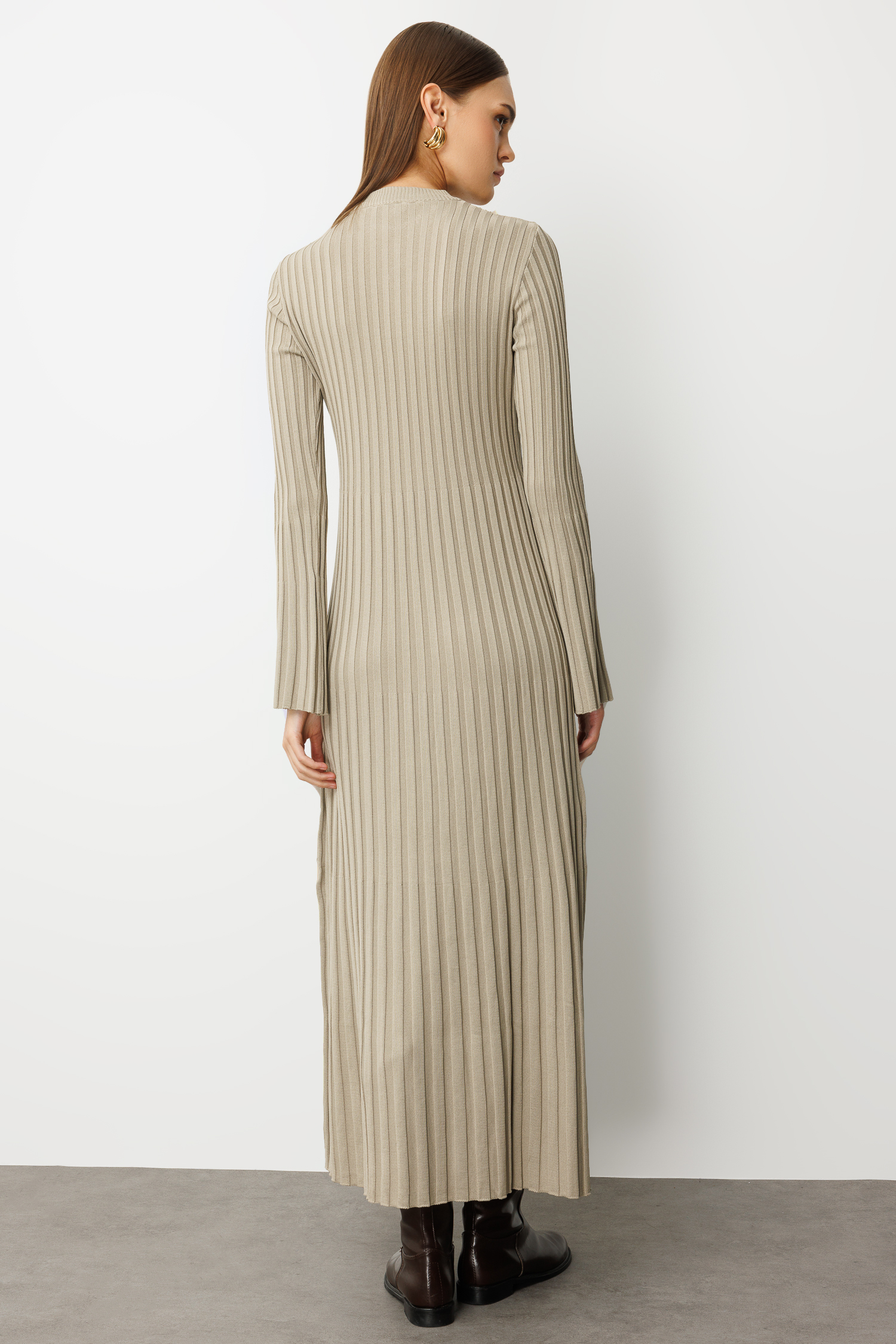 Mizalle Volanlı Etekli Yuvarlak Yaka Vizon Rengi Kaşkorse Uzun Triko Elbise