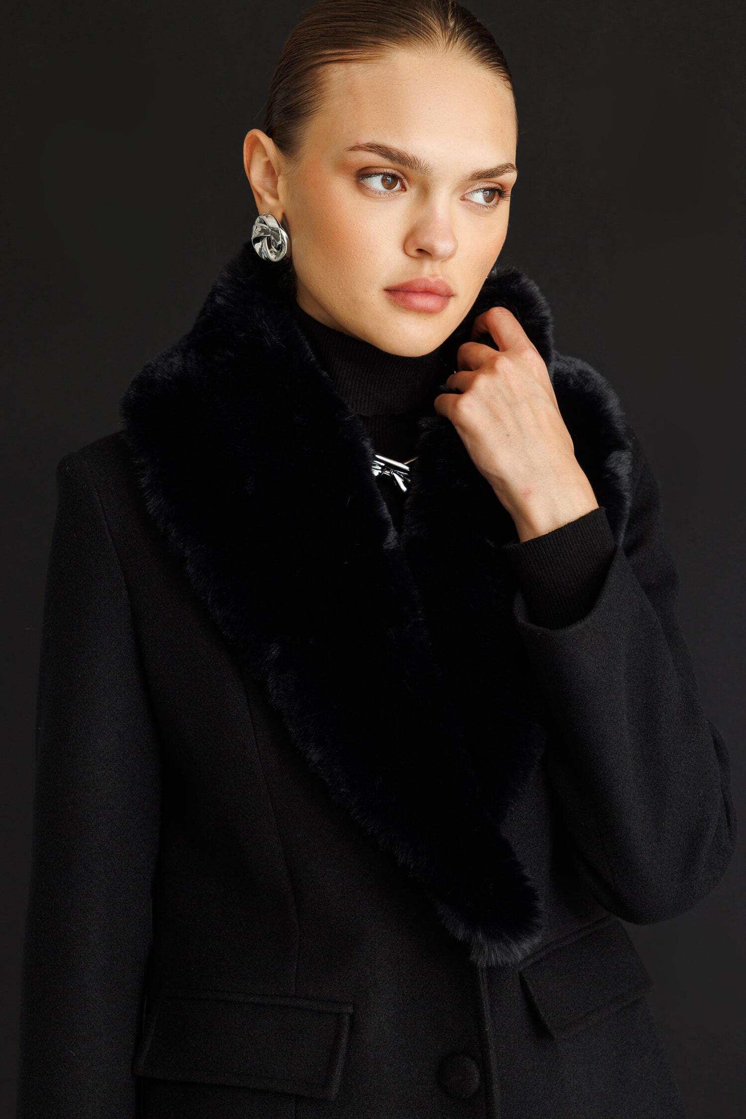 Mizalle Yakası Kürklü Uzun Siyah Yünlü Kaşe Palto - 3