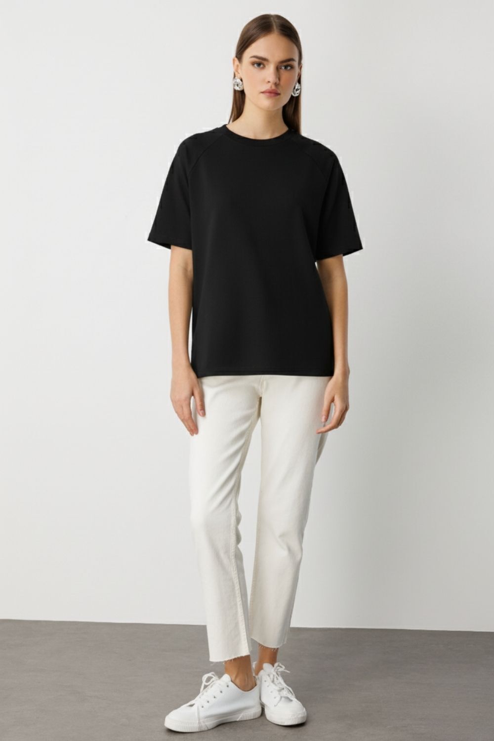 Mizalle Yuvarla Yaka Yumuşak Dokulu Reglan Kol Siyah Tişört - Mizalle