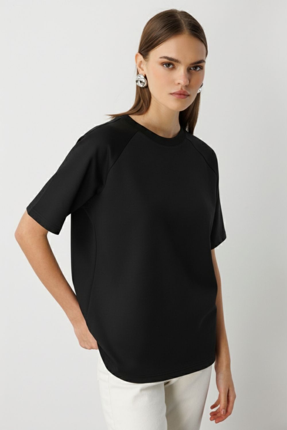 Mizalle Yuvarla Yaka Yumuşak Dokulu Reglan Kol Siyah Tişört - 1