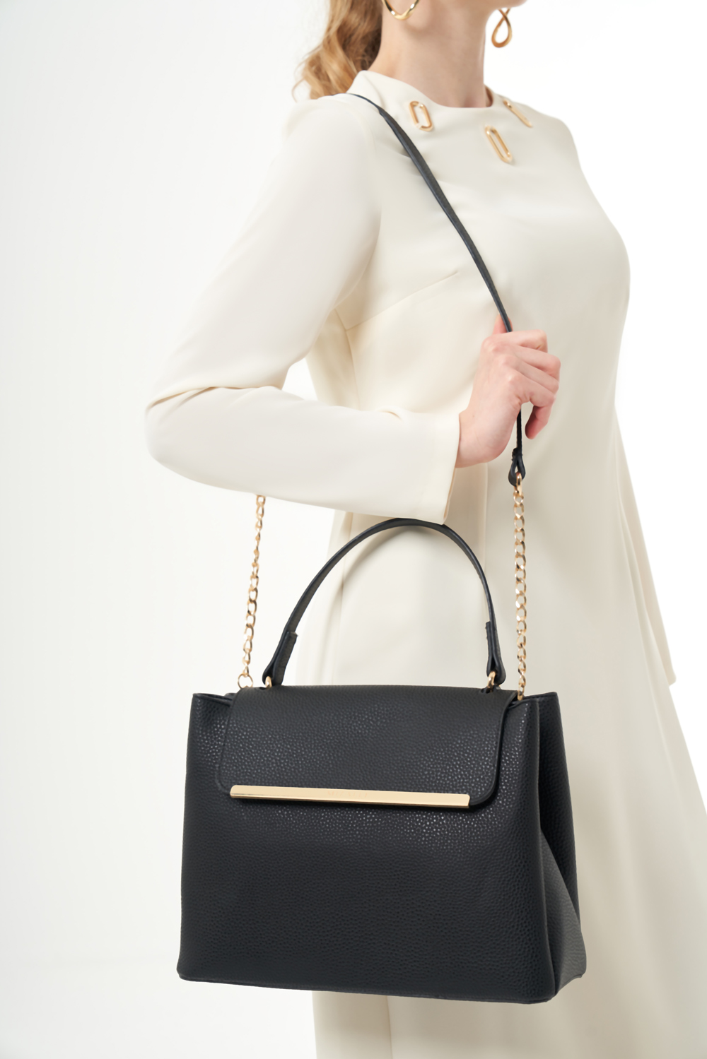 Mizalle Zincir Askı Detaylı Klasik Deri Siyah Omuz Çantası