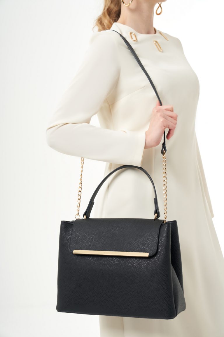 Mizalle Zincir Askı Detaylı Klasik Deri Siyah Omuz Çantası - Mizalle