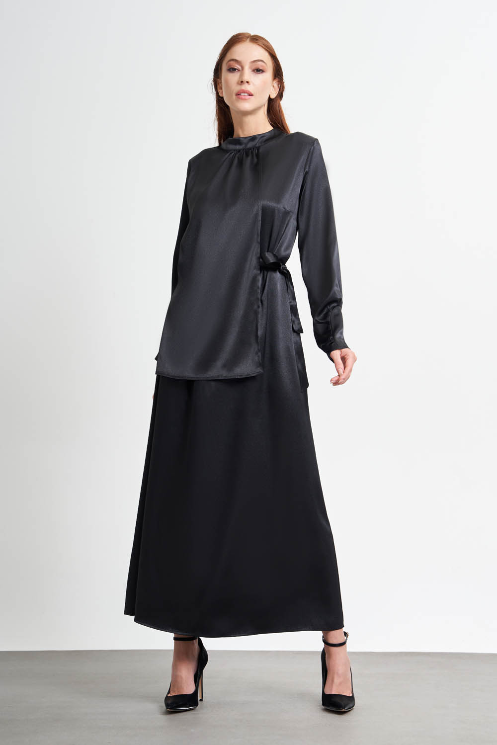 Mizalle - Mizalle Siyah Pile Parça Detaylı Maksi Saten Elbise 