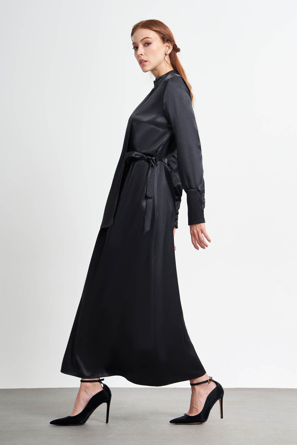 Mizalle Siyah Pile Parça Detaylı Maksi Saten Elbise - 2