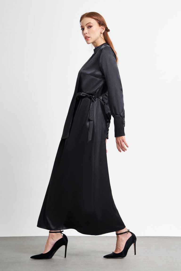 Mizalle Siyah Pile Parça Detaylı Maksi Saten Elbise - Mizalle