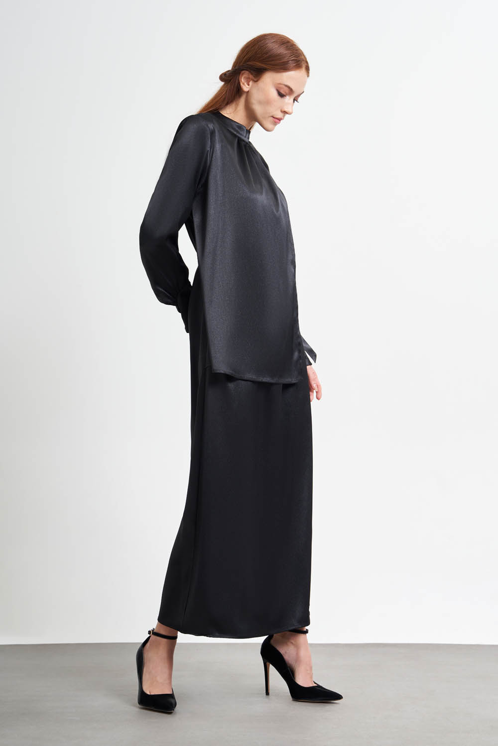 Mizalle Siyah Pile Parça Detaylı Maksi Saten Elbise - 3