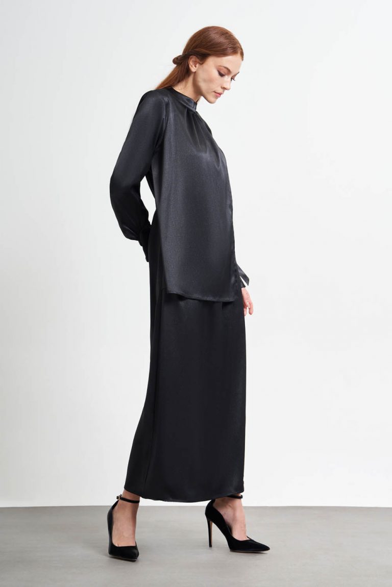 Mizalle Siyah Pile Parça Detaylı Maksi Saten Elbise - Mizalle