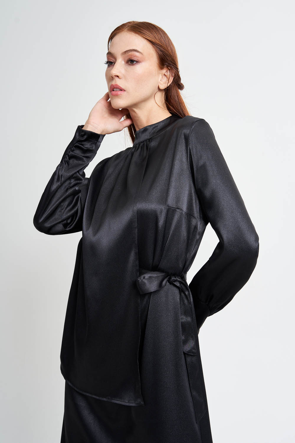 Mizalle Siyah Pile Parça Detaylı Maksi Saten Elbise - 4