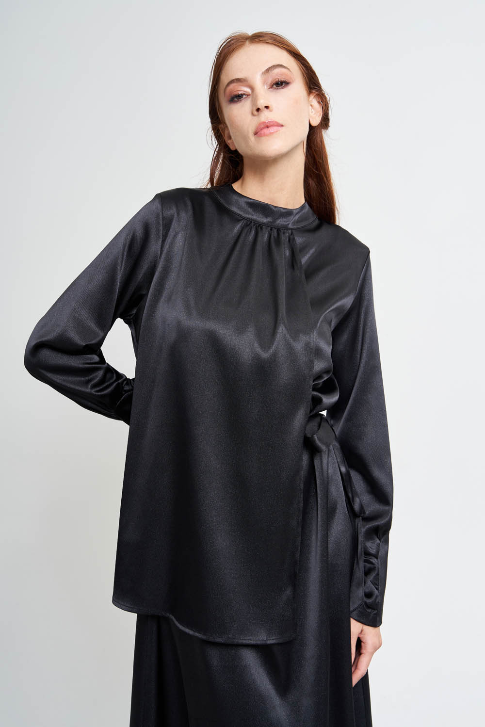 Mizalle Siyah Pile Parça Detaylı Maksi Saten Elbise - 5