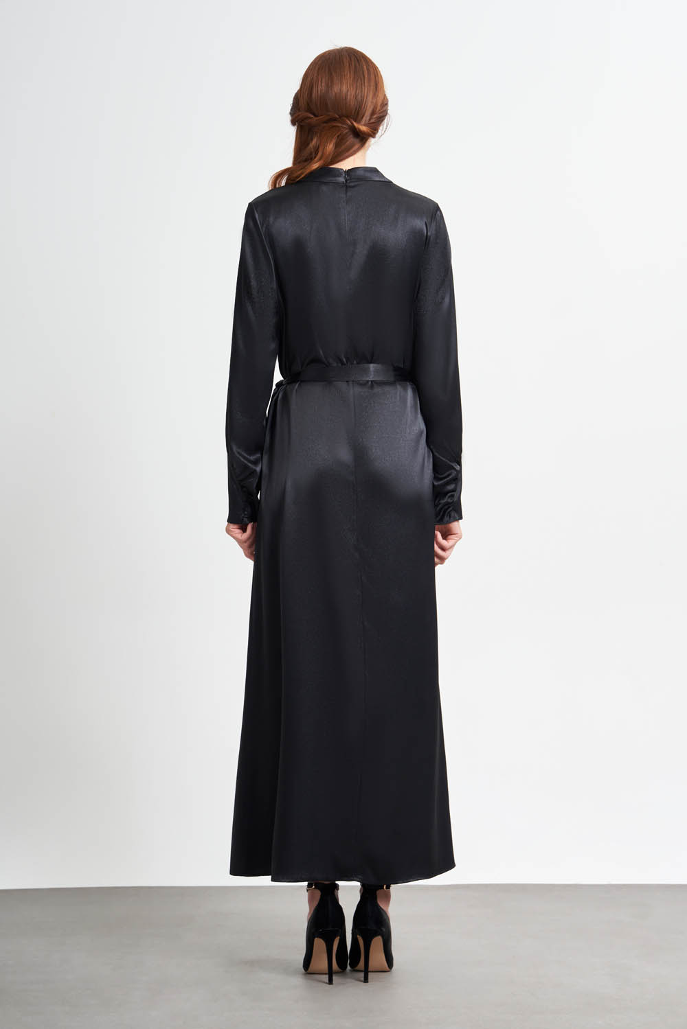 Mizalle Siyah Pile Parça Detaylı Maksi Saten Elbise - 6