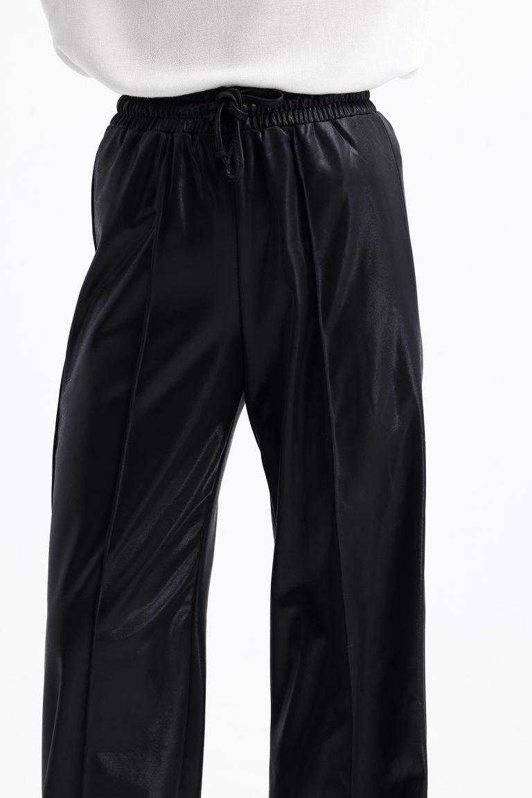 Mizalle Deri Görünümlü Siyah Örme Jogger Pantolon - Mizalle