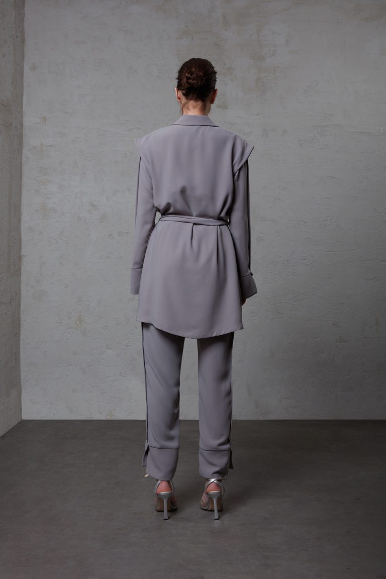 Mizalle Paçası Yırtmaçlı Klasik Gri Krep Pantolon - Mizalle