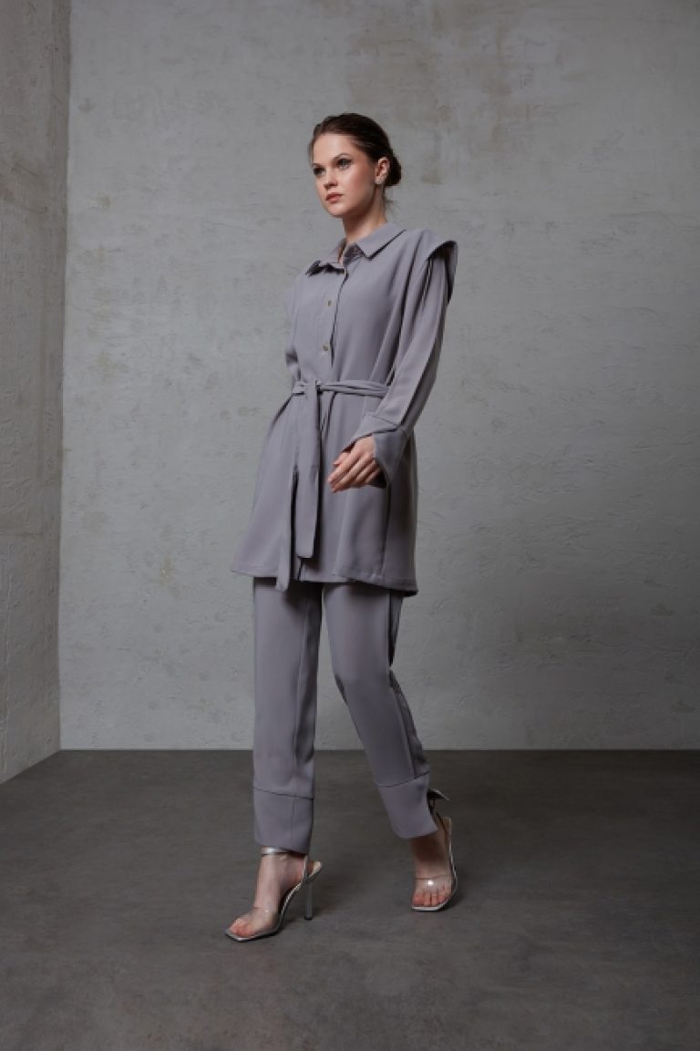 Mizalle Paçası Yırtmaçlı Klasik Gri Krep Pantolon - Mizalle