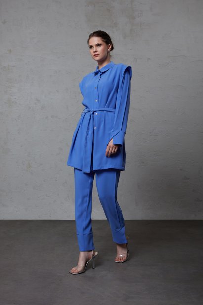 Mizalle Paçası Yırtmaçlı Klasik Saks Mavisi Krep Pantolon - Mizalle