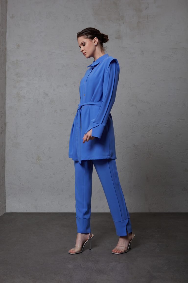 Mizalle Paçası Yırtmaçlı Klasik Saks Mavisi Krep Pantolon - Mizalle