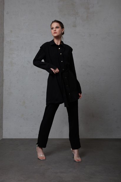 Mizalle Paçası Yırtmaçlı Klasik Siyah Krep Pantolon - Mizalle