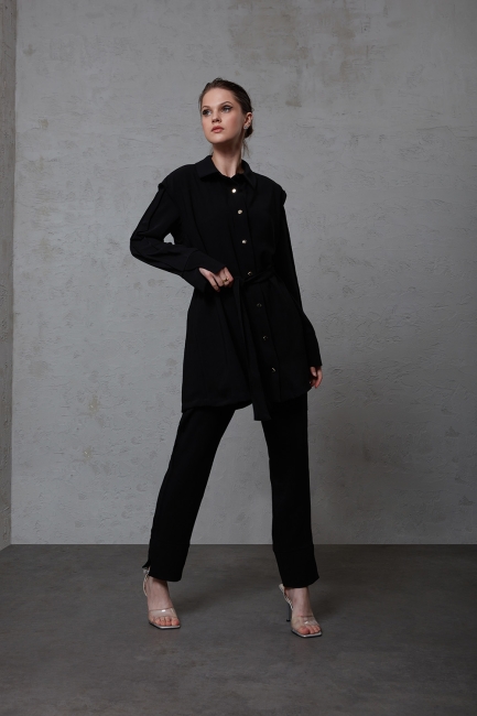 Mizalle - Mizalle Paçası Yırtmaçlı Klasik Siyah Krep Pantolon Mizalle - Mizalle Paçası Yırtmaçlı Klasik Siyah Krep Pantolon