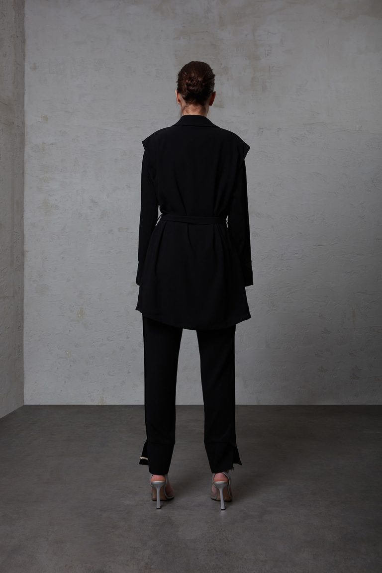 Mizalle Paçası Yırtmaçlı Klasik Siyah Krep Pantolon - Mizalle