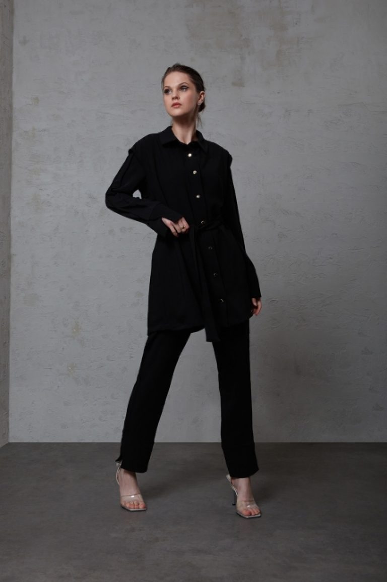 Mizalle Paçası Yırtmaçlı Klasik Siyah Krep Pantolon - Mizalle