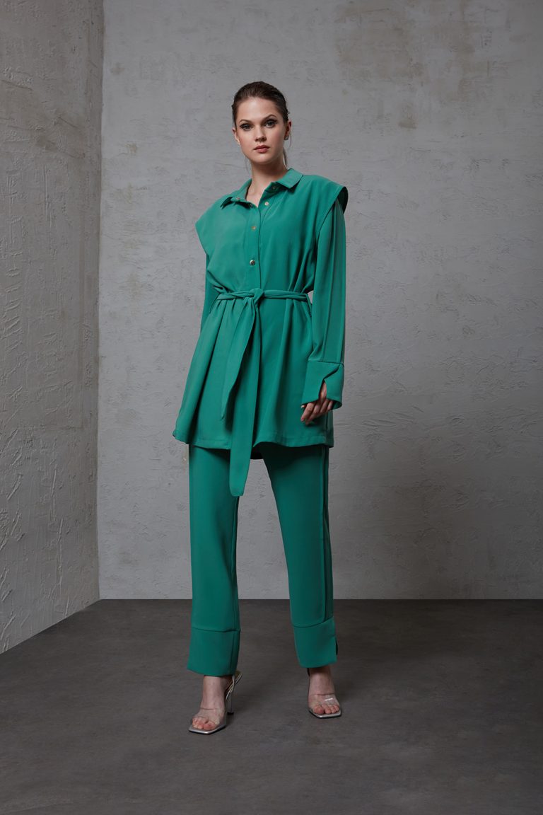 Mizalle Paçası Yırtmaçlı Klasik Yeşil Krep Pantolon - Mizalle