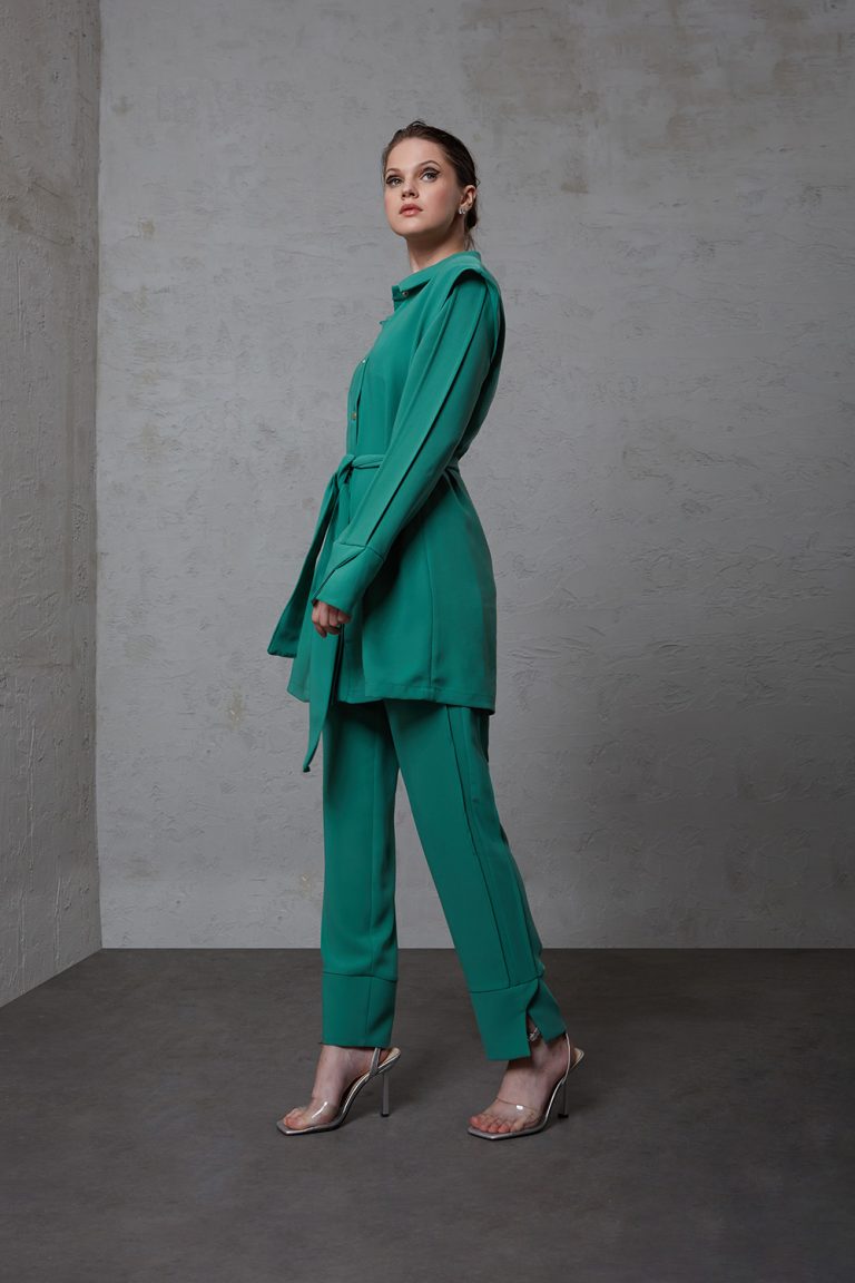 Mizalle Paçası Yırtmaçlı Klasik Yeşil Krep Pantolon - Mizalle