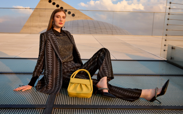 Sezonun Öne Çıkan Kumaş Pantolon Kombinleri